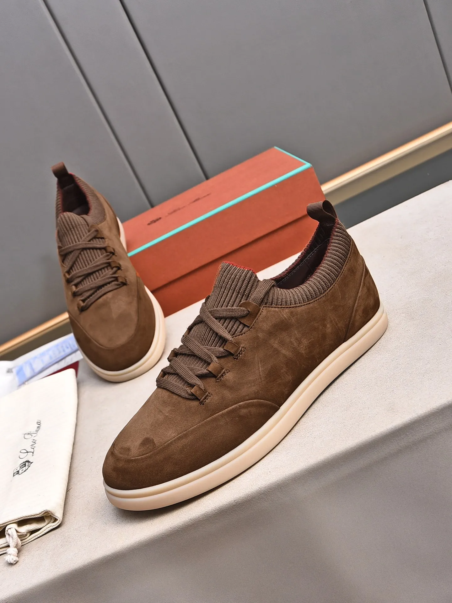 Men's Men's Shoes 💰500 LP's new product Loro Pian* 诺yo* Pianya Soho Walk These casual shoes and loafers are made of first-layer small nubuck cowhide. The texture is light, soft and comfortable. The mouth and tongue are decorated with high-density two-color knitting. The heel is decorated with a Kummel-colored original webbing pull-loop, which presents a unique three-dimensional effect. The unique version narrows slightly in the middle, and is decorated with details of the same material as shoelace eyelets. The original open-molded lightweight TPU rubber sole and spikes enhance traction and stability, and are full of modern aesthetic functional details. The rear is equipped with a cushion pad to enhance wearing comfort. It is sold in a complete package at the counter and is available in multiple colors!  Standard counter code number: 38～44# (45 customized)